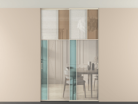 Алюминевая перегородка vntp2_4 Алюминий бежево-серый Четыре стекла. Цвет Алюминий бежево-серый. Материал Алюминий в эмали. Коллекция Перегородка Mosaic внутри проёма скрытое крепление в потолок 2 створки. Картинка.